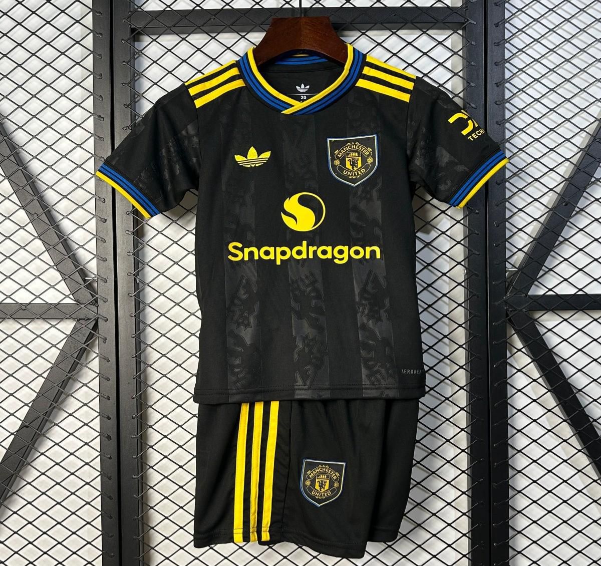 Manchester United third Kids set 2025/26